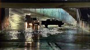 “Alta precaución, tránsito lento o no transitar”. Esas son algunas de las advertencias que realizó el Ministerio de Transporte sobre las calles de Santiago con más cantidad de agua, debido a las intensas lluvias que comenzaron en horas de la noche en la Región Metropolitana.
Uno de los puntos críticos es el paso nivel de Departamental con Gran Avenida, que se encuentra inhabilitado para circular.
“ATENCIÓN (06:00) Paso nivel de Av. Departamental bajo Gran Avenida en #SanMiguel está CERRADO. Flujo desviado hacia vía local pic.twitter.com/d3Uv14mBtG”, publicaron desde Transporte Informa.
Misma situación ocurre el Camino Lo Echevers hacia Lampa, debido a la alta acumulación de agua.
“ATENCIÓN (06:02) Vía local de @Vespucio_Norte al poniente está CERRADA desde Lo Echevers en #Quilicura, debido a trabajos en la vía. Alta precaución por acumulación de agua-lluvia por Camino Lo Echevers hacia Lampa”.
Más al centro de Santiago, otro punto anegado es el de Apostol Santiago con Ecuador en Estación Central.