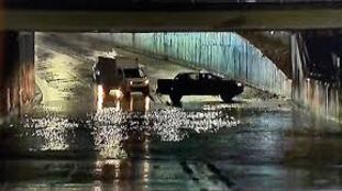 “Alta precaución, tránsito lento o no transitar”. Esas son algunas de las advertencias que realizó el Ministerio de Transporte sobre las calles de Santiago con más cantidad de agua, debido a las intensas lluvias que comenzaron en horas de la noche en la Región Metropolitana.
Uno de los puntos críticos es el paso nivel de Departamental con Gran Avenida, que se encuentra inhabilitado para circular.
“ATENCIÓN (06:00) Paso nivel de Av. Departamental bajo Gran Avenida en #SanMiguel está CERRADO. Flujo desviado hacia vía local pic.twitter.com/d3Uv14mBtG”, publicaron desde Transporte Informa.
Misma situación ocurre el Camino Lo Echevers hacia Lampa, debido a la alta acumulación de agua.
“ATENCIÓN (06:02) Vía local de @Vespucio_Norte al poniente está CERRADA desde Lo Echevers en #Quilicura, debido a trabajos en la vía. Alta precaución por acumulación de agua-lluvia por Camino Lo Echevers hacia Lampa”.
Más al centro de Santiago, otro punto anegado es el de Apostol Santiago con Ecuador en Estación Central.