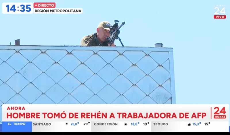 El sujeto mantiene de rehén a la trabajadora de la AFP Provida, a quien amenazó con un cuchillo de gran envergadura.