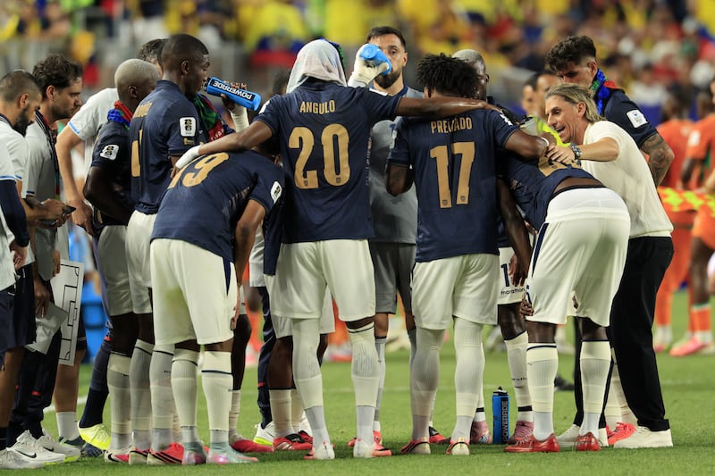 PHILADELPHIA (United States), 14/06/2026.- Ecuador's head coach Sebastian Beccacece (R) speaks to his players during the second hydration break of the FIFA World Cup 2026 group stage match Ivory Coast against Ecuador, in Philadelphia, Pennsylvania, USA, 14 June 2026. (Costa de Marfil, Filadelfia) EFE/EPA/SHAWN THEW