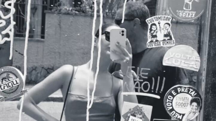 Belén Martinic de 24 años es el nombre de la pareja que actualmente acompaña al cirujano Cristián Arriagada (43), quien enviudó el año 2019 de la periodista Javiera Suárez, tras sufrir cáncer a la piel, Melanoma grado IV.
La información la confirmó el diario LUN, quien entregó detalles de la joven modelo. Esto, luego que el periodista Hugo Valencia de “Zona de estrellas”, revelara la primera fotografía de la pareja, disfrutando las bondades de Brasil.
En la instantánea aparece el médico junto a una joven, frente a un espejo y que habría sido posteada nada menos que por ella, para el día de San Valentín.
“Es una foto que ellos se tomaron en Río de Janeiro, Brasil. Fue a finales de enero, durante unas vacaciones de tres semanas. Ella publicó la postal (a sus historias de Instagram) el 14 de febrero, en el día del amor”, resume el periodista.
Sin embargo, esta relación la habría mantenido en absoluto secreto el doctor, puesto que quedó “muy afectado” con el pololeo y quiebre con la actriz Daniela Nicolás, debido a lo mediático.