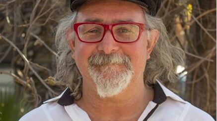El querido poeta, recordado por su participación en el icónico programa de talentos “Cuánto vale el show”, falleció este lunes a la edad de 68 años de edad, informó La Cuarta. 
El hombre de las letras, sufrió una parálisis del lado derecho de su cara y en el brazo debido a un accidente cerebrovascular, en mayo del 2022, exactamente hace un año.
“Por la recresta. Falleció Erick Pohlhammer”, “Descansa en Paz loco lindo excelentes y largas charlas de futbol y la vida , excelente pluma y miles de anécdotas .. buen viaje Erick Pohlhammer”, “Falleció Erick Pohlhammer a la edad de 68 años. “Un gran poeta de lo cotidiano y de lo lúdico”, “Acaba de fallecer Don Erick Pohlhammer, vecino de La Cañada, gran persona, siempre con un saludo positivo a diario, un loco lindo... QEPD”, lamentaron los cibernautas.
Su triste partida se suma a la reciente pérdida del periodista Augusto Góngora, quien sufría de Alzheimer. 
Cabe destacar que Erick Pohlhammer fue ganador del Premio Pablo Neruda (1993), del Premio Don Balón de poesía deportiva (1993) y del Premio Municipal de Literatura de Santiago (2008).