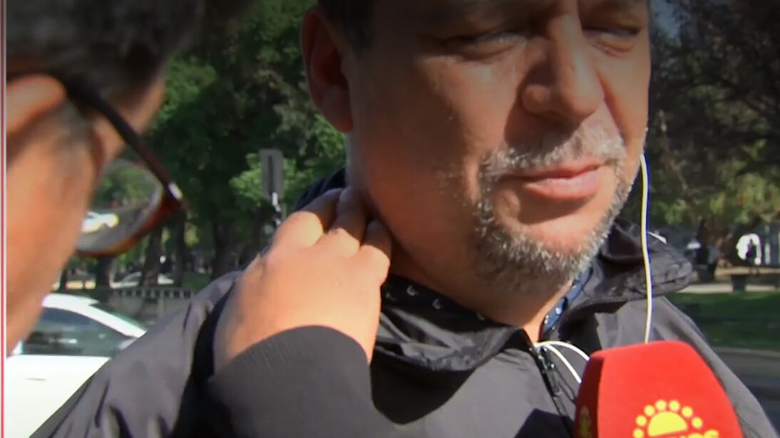 Tal como sucedió con los profesionales de Meganoticias que cubrían las manifestaciones en la Alameda, un periodista del matinal Buenos días a todos fue golpeado por desconocidos en la vía pública.
Se trata de Leo Castillo, quien acusó un ataque “maletero” por parte de un desconocido.
“Esta manifestación no da tregua y cada vez se pone más compleja...”, alcanzó a relatar el comunicador, cuando sintió un fuerte golpe por la espalda. Se habría tratado de un piedrazo.