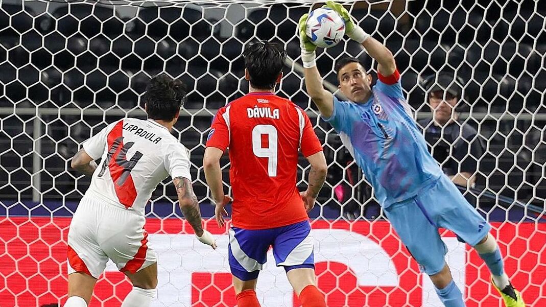 El arquero de Chile se convirtió, a sus 41 años y 69 días, en el futbolista más longevo en disputar un partido oficial de Copa América.