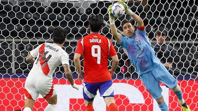 “Un excompañero de Messi”: argentinos ironizan récord de Bravo en Copa América y arquero avisa por “especial” revancha