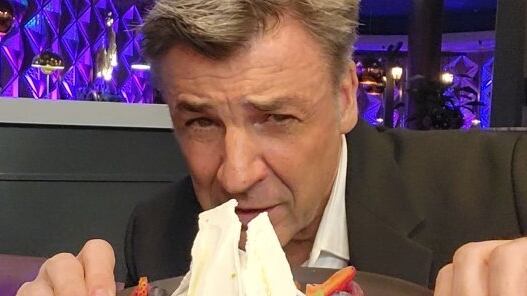 El chef francés reconoció haber terminado su relación de 30 años con Valérie Flat.