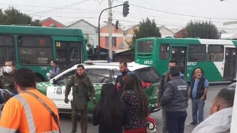 Una madre y su hijo murieron atropellados por un bus del Transantiago, en la comuna de San Bernardo. Hecho ocurrido cerca del mediodía del martes, en la intersección de avenida Condell con Camino Padre Hurtado, informó agencia Aton.
El bus transitaba por esta última hacia el sur y al virar al poniente impactó contra las víctimas, las cuales se trasladaban en un scooter.
Personal de Carabineros se constituyó en el sitio del suceso, constatando el fallecimiento en el lugar de la mujer de 40 años y su hijo de cinco, quienes fueron impactados por el transporte de pasajeros, correspondiente al recorrido 228 de la empresa SUBUS.
A raíz del trágico accidente, el conductor quedó detenido, para las realizar las investigaciones de rigor.
“El conductor del Transantiago se encuentra detenido en este momento haciendo las evaluaciones de rigor de alcoholemia, y se están investigando todos los antecedentes, puestos a disposición de la Fiscalía para la posterior investigación”, informó el mayor Sergio Navarrete.
“Lamentamos este grave accidente que afectó a una madre con su hijo, quienes transitaban en un scooter eléctrico en la avenida Padre Hurtado, y en esta intersección, por causas que se investigan, existió una colisión con un bus del Transantiago”.
Además, indicó que se desconoce si las víctimas contaban con elementos de protección, explicando que “lo que está claramente determinado es que la señora venía con su hijo en el mismo scooter”.
“El uso de los scooter eléctricos es un medio muy popular actualmente, y se ha traducido en distintos accidentes de tránsito. Unos graves, otros fatales, pero en este lugar no existe una ciclovía que permita asegurar un tránsito seguro de este vehículo”, lamentó el uniformado.