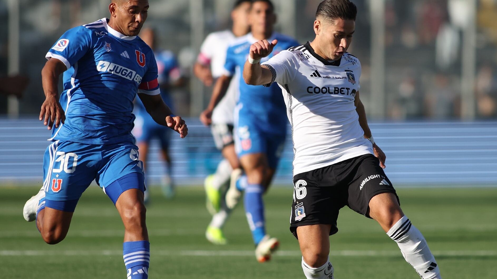 Cristián Palacios va sobre la marca de Óscar Opazo en el Superclásico del pasado domingo, y que los azules ganaron por 1-0 en el estadio Monumental.