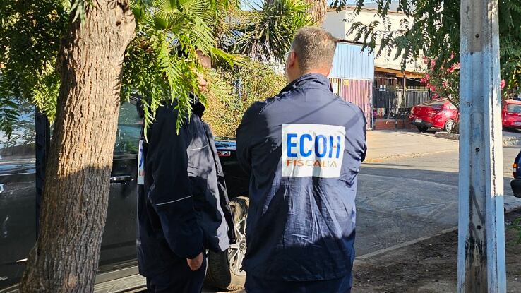 @ECOH_FiscaliaRM
junto a
@Carabdechile
realiza pericias en comuna de La Granja por el homicidio de un hombre adulto chileno, quien recibió múltiples impactos de bala en la vía pública, quien fue trasladado hasta el Hospital Padre Hurtado, en donde se constató su fallecimiento.