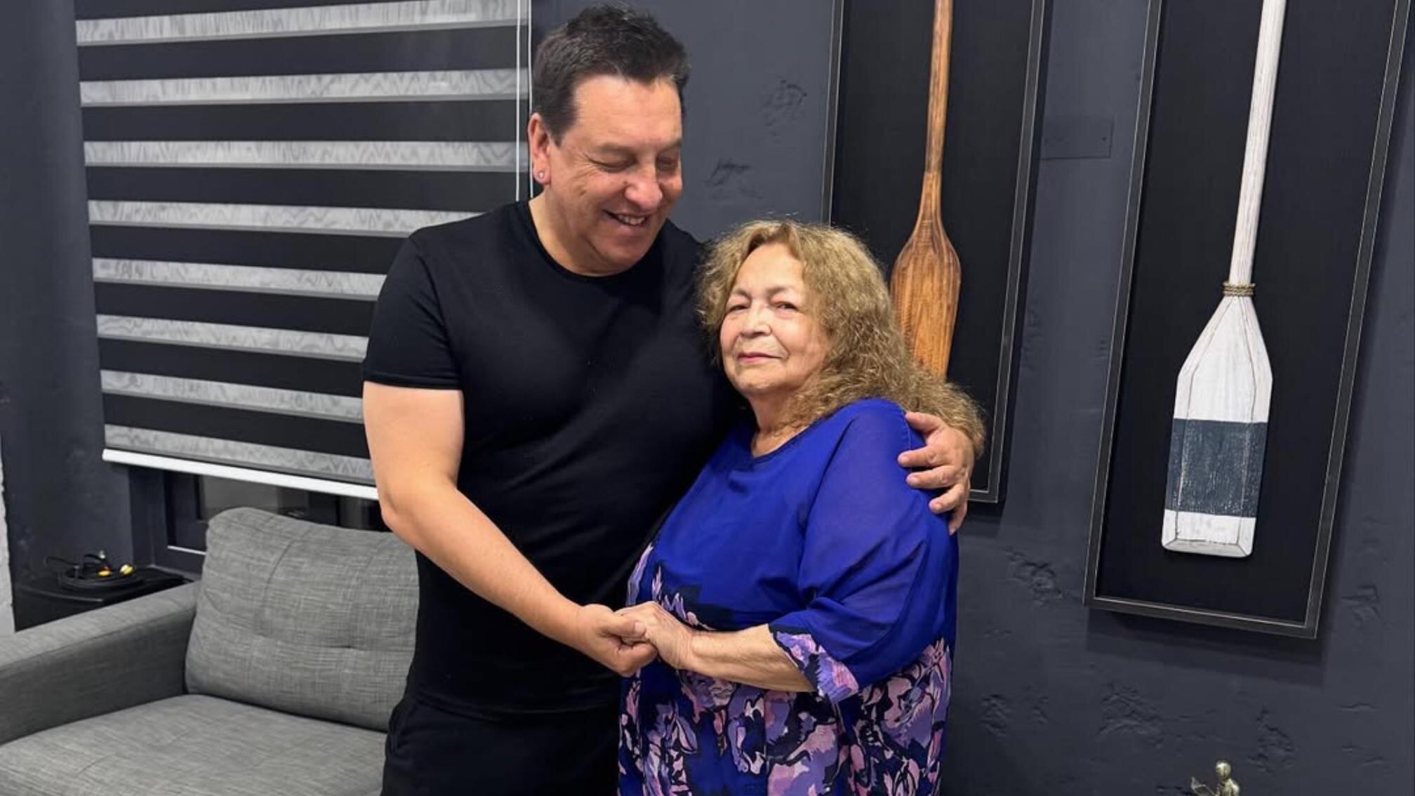 Julio César Rodríguez y su madre
