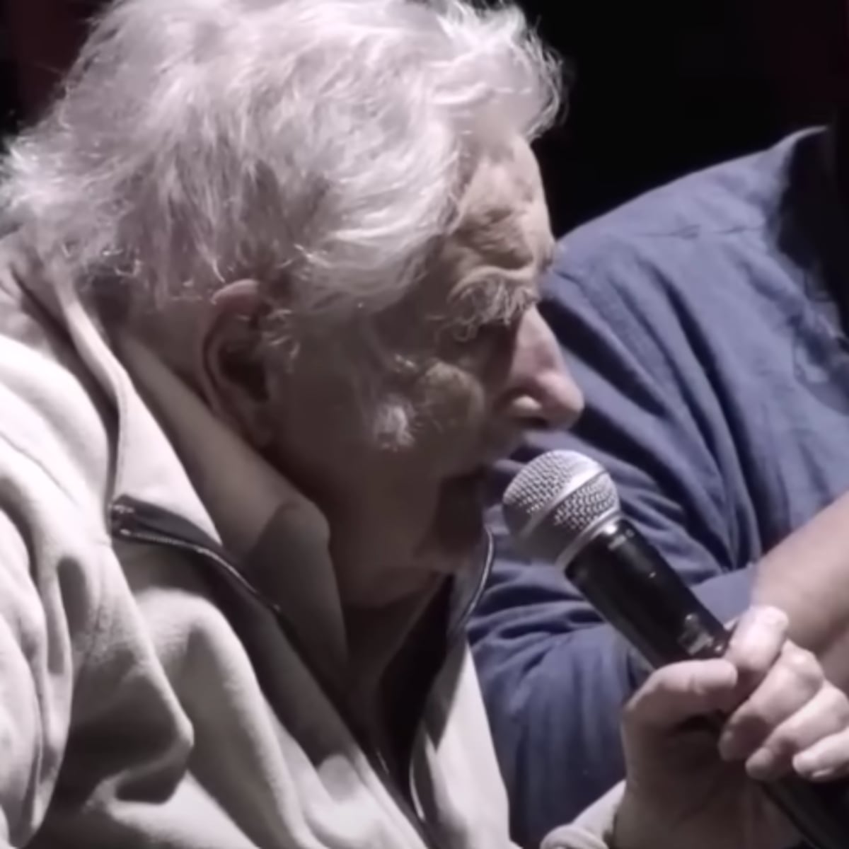 Pepe Mujica desmiente rumores de su muerte y expresa su deseo de ser enterrado junto a su mascota Pepe Mujica desmiente rumores de su muerte y expresa su deseo de ser enterrado junto a su mascota
