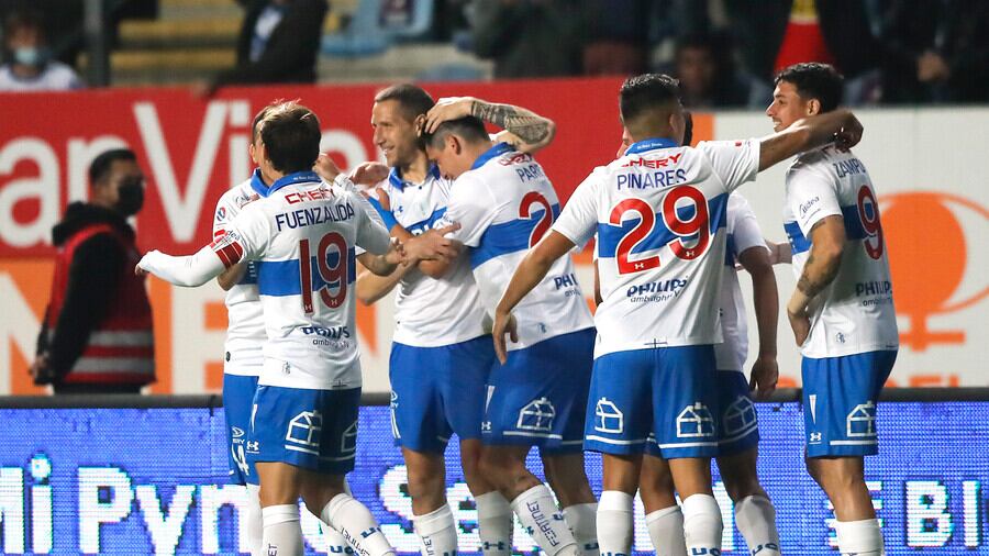 Universidad Católica venció a Huachipato en un encuentro lleno de polémicas