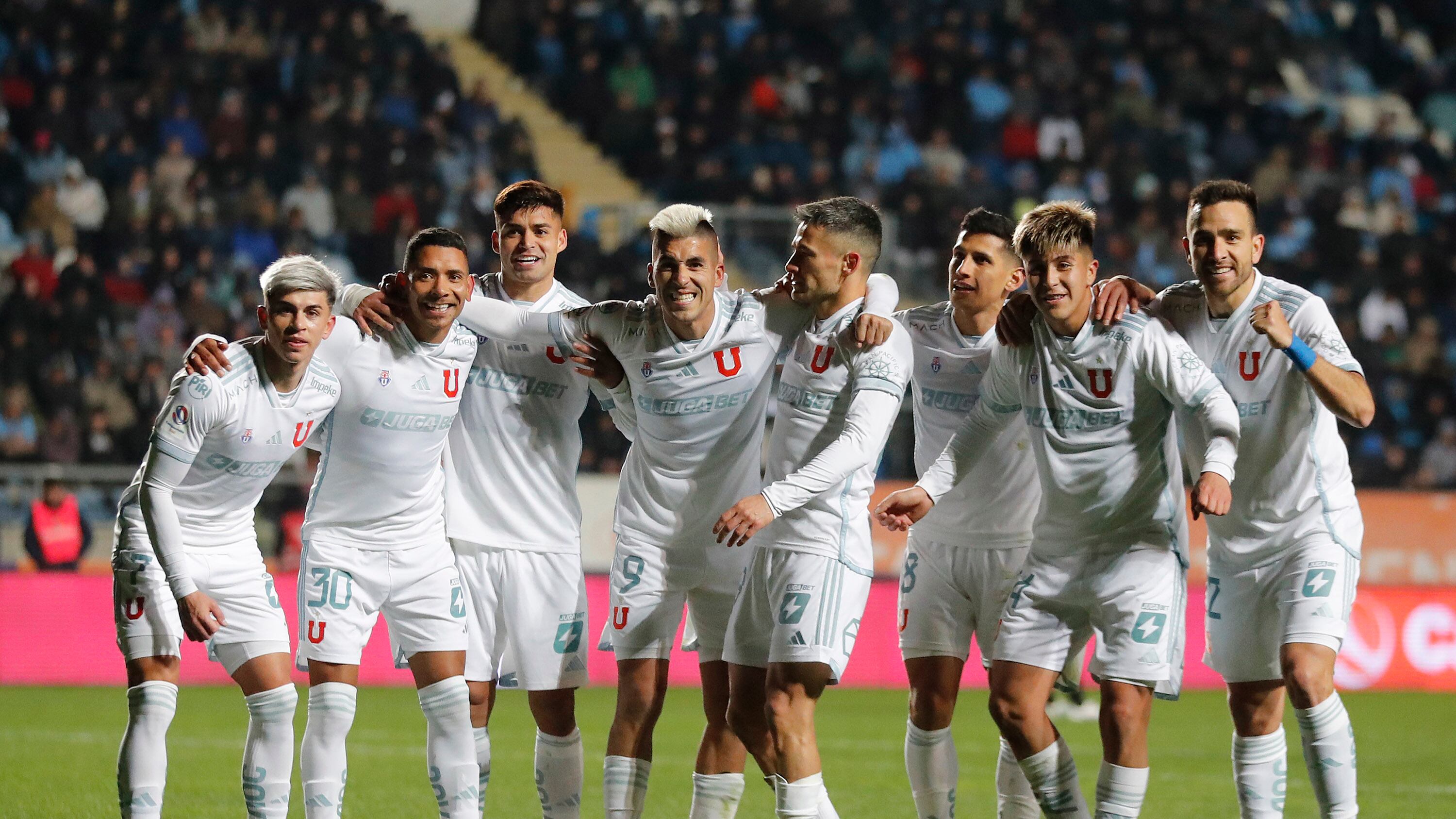 CAMPEONATO NACIONAL 2024: O´higgins vs Universidad de Chile | 17 DE AGOSTO DE 2024, SANTIAGO
Los jugadores de U de Chile festejan el tres a cero parcial Durante el partido, válido por la vigésimo fecha del campeonato nacional, entre O´higgins y Universidad de Chile, disputado en el estadio El Teniente
FOTO:ERNESTO GUEVARA/ AGENCIAUNO