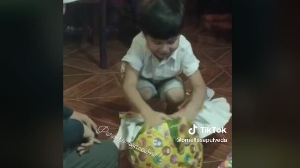 Niño es viral por su alegría al recibir sandía de regalo