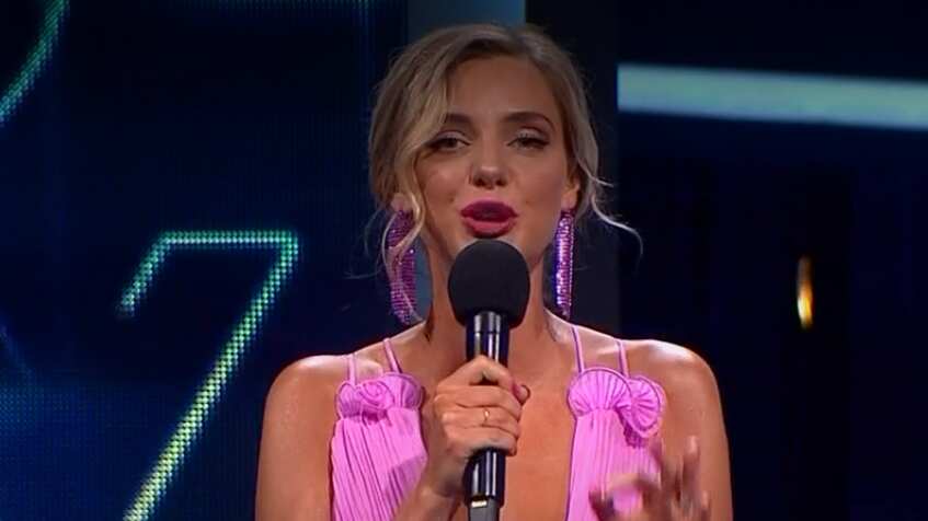 Los televidentes de Yo Soy no quedaron indiferentes al debut de Emilia Daiber en Yo Soy y reaccionaron en redes sociales.
Y hubo un comentario que se repitió: la audiencia encontró que la nueva animadora estuvo “lenta” y extrañaron la presencia de Millaray Viera.
“Ojalá que llegue a la final más ‘enchufada'”, “qué lenta Emilia, ojalá mejore”, “se te extraña Millaray, el programa ya no es lo mismo”, “me desmotiva ver Yo Soy sin Millaray” y “viudo de Millaray”, fueron parte de los comentarios de la audiencia.