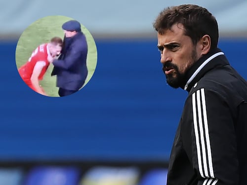 Escándalo en el futbol italiano: Entrenador agrede a su jugador en pleno partido