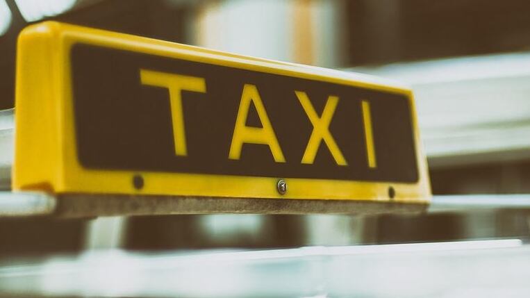 Un anuncio de taxi en un auto de servicio público.