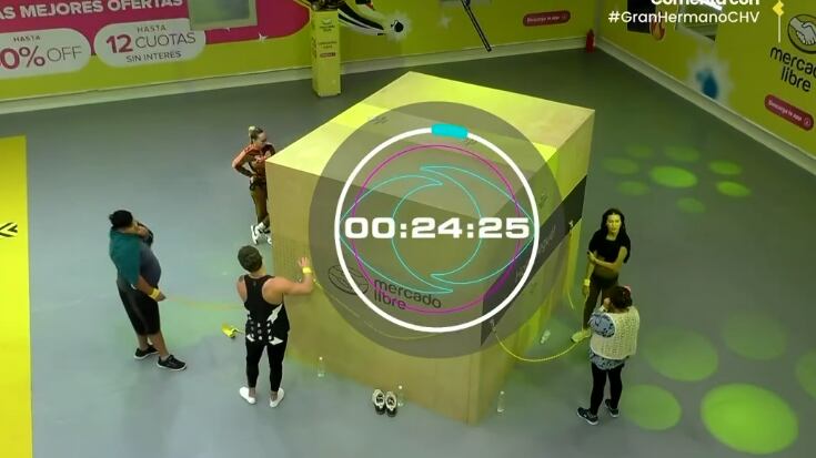 El reality Gran Hermano ya cuenta con un nuevo líder de la semana, quien se repite el plato. Se trata de Hans Valdés, quien consiguió la inmunidad por una semana, tendrá la posibilidad de salvar a uno de sus compañeros de la placa de eliminación y, además, como si fuera poco, se llevó un premio de ocho millones de pesos.
Todo comenzó durante el día cuando los jugadores debieron realizar una larga prueba que lo obligaba a permanecer de pie, durante nueve horas, con las muñecas amarradas a una enorme caja de la marca auspiciadora. De esta forma, mientras Cony, Mónica y Jorge abandonaron la prueba, los demás participantes que cumplieron con el tiempo exigido llegaron a la final.