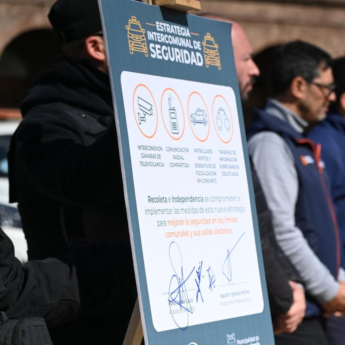 Alcaldes de Santiago y Recoleta firman convenio contra comercio irregular y delincuencia Alcaldes de Santiago y Recoleta firman convenio contra comercio irregular y delincuencia