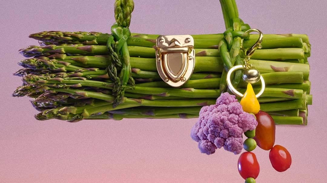 En la serie fotográfica VITAMINS, la diseñadora Eleonore Buschinger, con su Vitamin Color, y la fotógrafa Tabea Mathern convierten frutas y verduras cotidianas en objetos ornamentales comunes. Foto: Tabea Mathern.