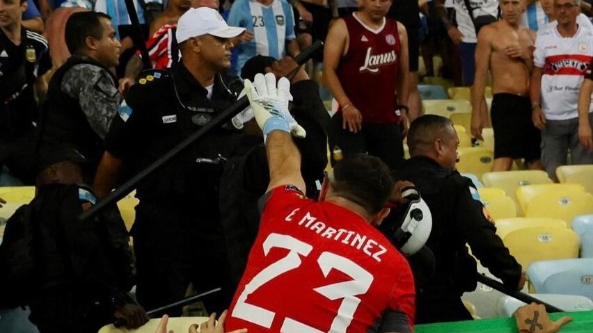 El arquero argentino fue ampliamente destacado en redes sociales por su gesto de ir en defensa de los hinchas argentinos agredidos anoche por oficiales de la policía brasileña.