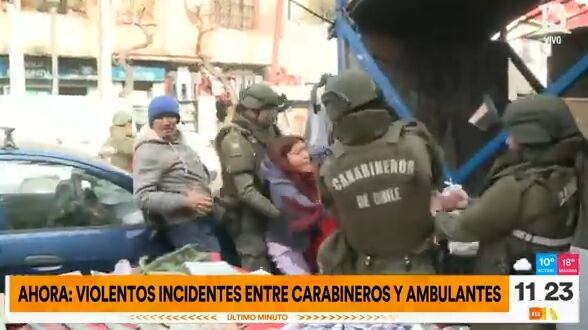 El móvil de Canal 13 que estuvo en la fiscalización también fue agredido por vendedores ambulantes.