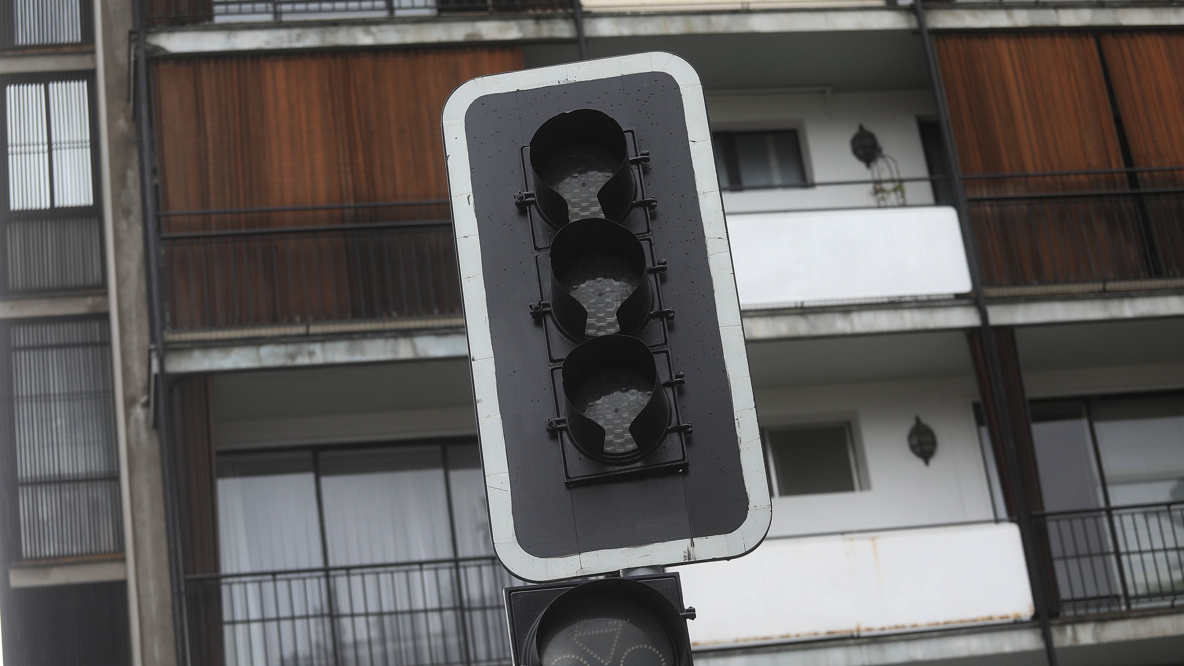 Semáforos apagados por corte de luz | 2 de agosto de 2024/SANTIAGO
más de 500 semáforos se encuentran apagados, por culpa de árboles y ramas de gran dimensión que han caído sobre el tendido eléctrico tras, tras los fuertes vientos que afectaron a la capital.
FOTO: DIEGO MARTIN / AGENCIUNO