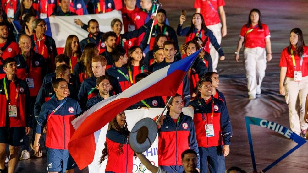 Los Juegos Panamericanos de Santiago 2023 llegaron a su fin y el Team Chile aprovechó la localía para tener su mejor presentación en la historia deportiva, con una suma de 79 medallas en total.
Si bien, no pudo igualar los 13 primeros lugares obtenidos en Lima 2019, sí lograron colgarse 12 preseas doradas.