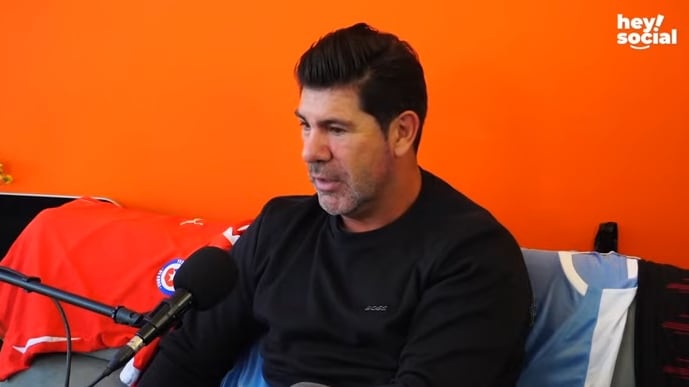 El retirado futbolista nacional se mostró muy crítico con la calidad de los actuales delanteros chilenos. "No me gusta hablar de un futuro Salas o (Iván) Zamorano, nunca he hablado de esa forma. Pero, sí respondo con la verdad, no veo a nadie con esas condiciones para decir que puede ser el 9".