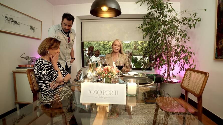 Julio Jung será el invitado estelar de este domingo a un nuevo capítulo de Todo por ti, donde le rendirá un homenaje a su madre, María Elena Duvauchelle, quien también estará presente en el programa.
En medio de la conversación, el actor recordará una serie de momentos que enfrentó en su juventud, donde empezó a consumir cocaína luego de la separación de sus padres.
“Caí en las drogas a los 17, 18. Hay ciertas drogas que te cambian la cabeza, con la cocaína te sientes dueño del mundo, te pones agresivo, prepotente”, contará en el espacio de Canal 13 conducido por Cecilia Bolocco. Además, agregará que en ese minuto lo mandaron a rehabilitación tras tener una sobredosis.
“Me había pegado un carrete muy intenso la noche anterior. Tenía algo en el velador, desperté, consumí, fui al baño, me duché, me vestí, consumí, llegué al portón, consumí, llegué a mi trabajo pegado en el techo, y colapsé”, relatará.