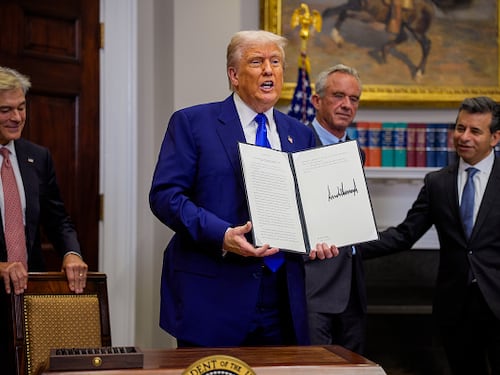 No entregó pruebas claras: Trump vinculó el uso de paracetamol en el embarazo con riesgo de autismo