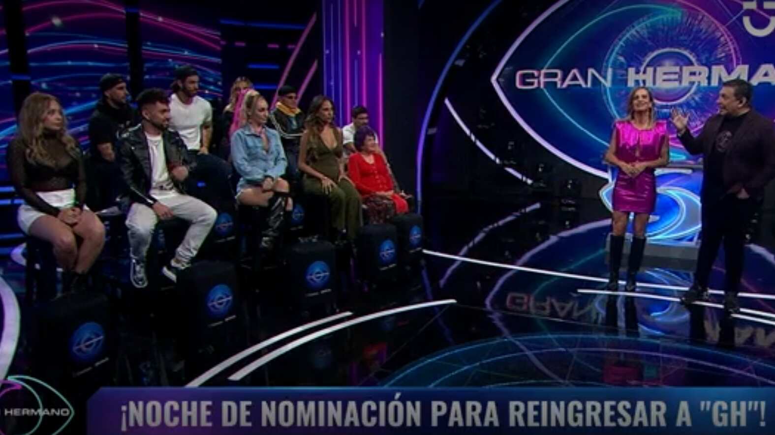 El programa Gran Hermano ya definió quiénes son los primeros cinco participantes que reingresarán a la casa estudio. Se trata de Francisco Arenas (Papá Lulo), Sebastián Ramírez, Estefanía Galeota, Francisca Maira y Alessia Traverso, quienes fueron elegidos por sus excompañeros.
Todo ocurrió a través de votaciones que realizaron los actuales jugadores, quienes, al igual como si fuera una placa de eliminación, tuvieron que entregar dos votos para su primera opción y uno para la segunda.