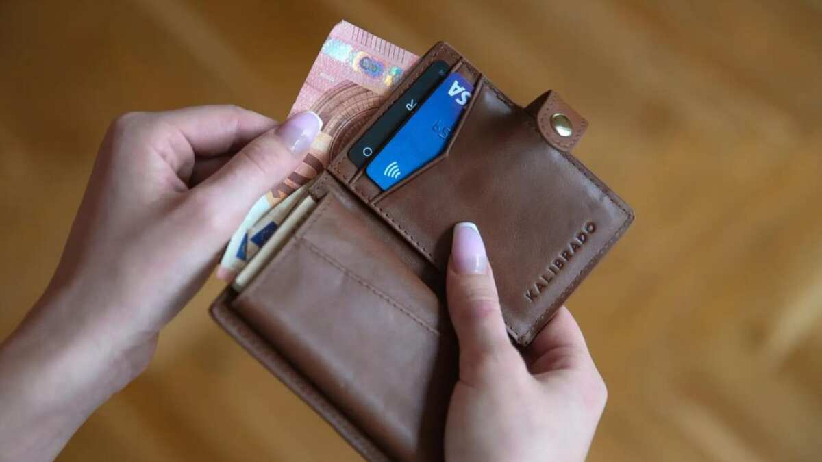 Las 3 cosas que una mujer nunca debe tener en su cartera, porque atrae la pobreza