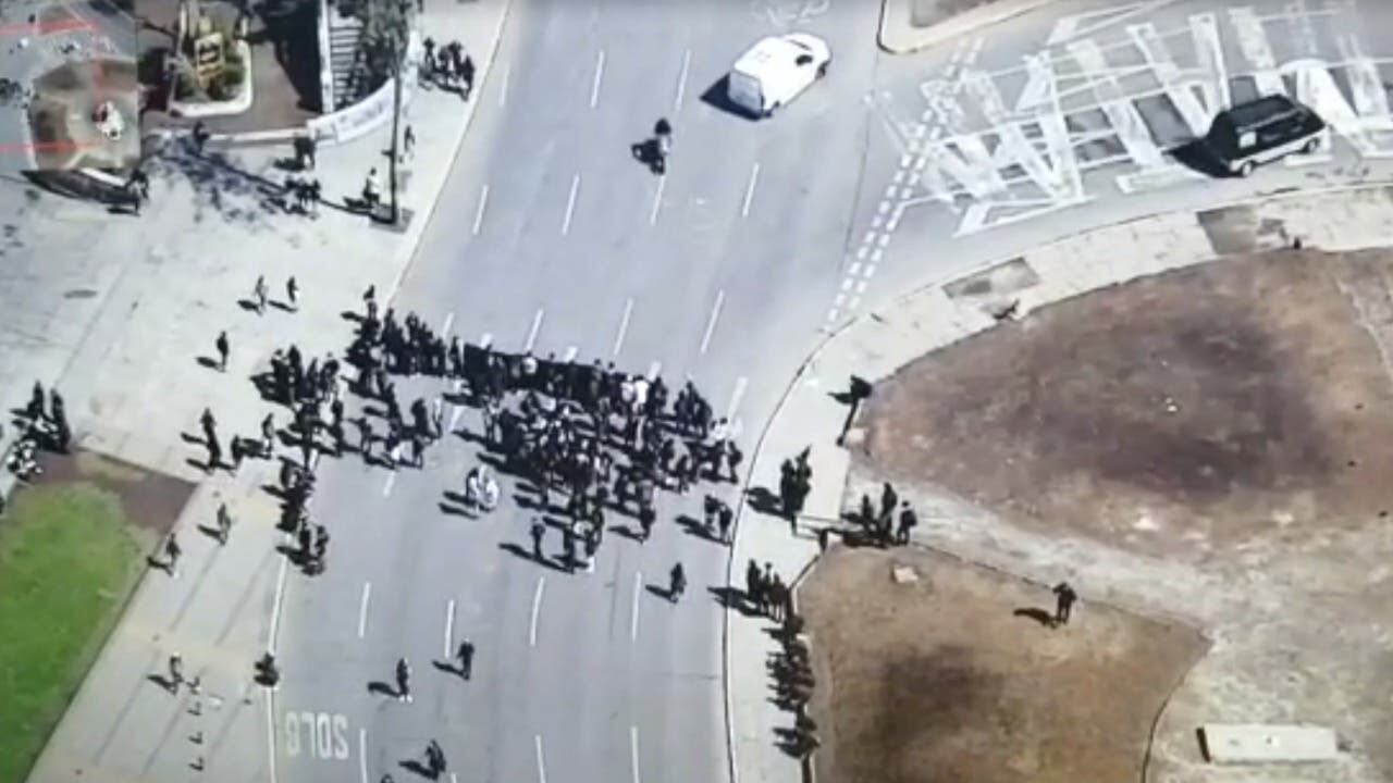 Imágenes fuertes: motorista atropella a manifestante en Plaza Baquedano y se da a la fuga