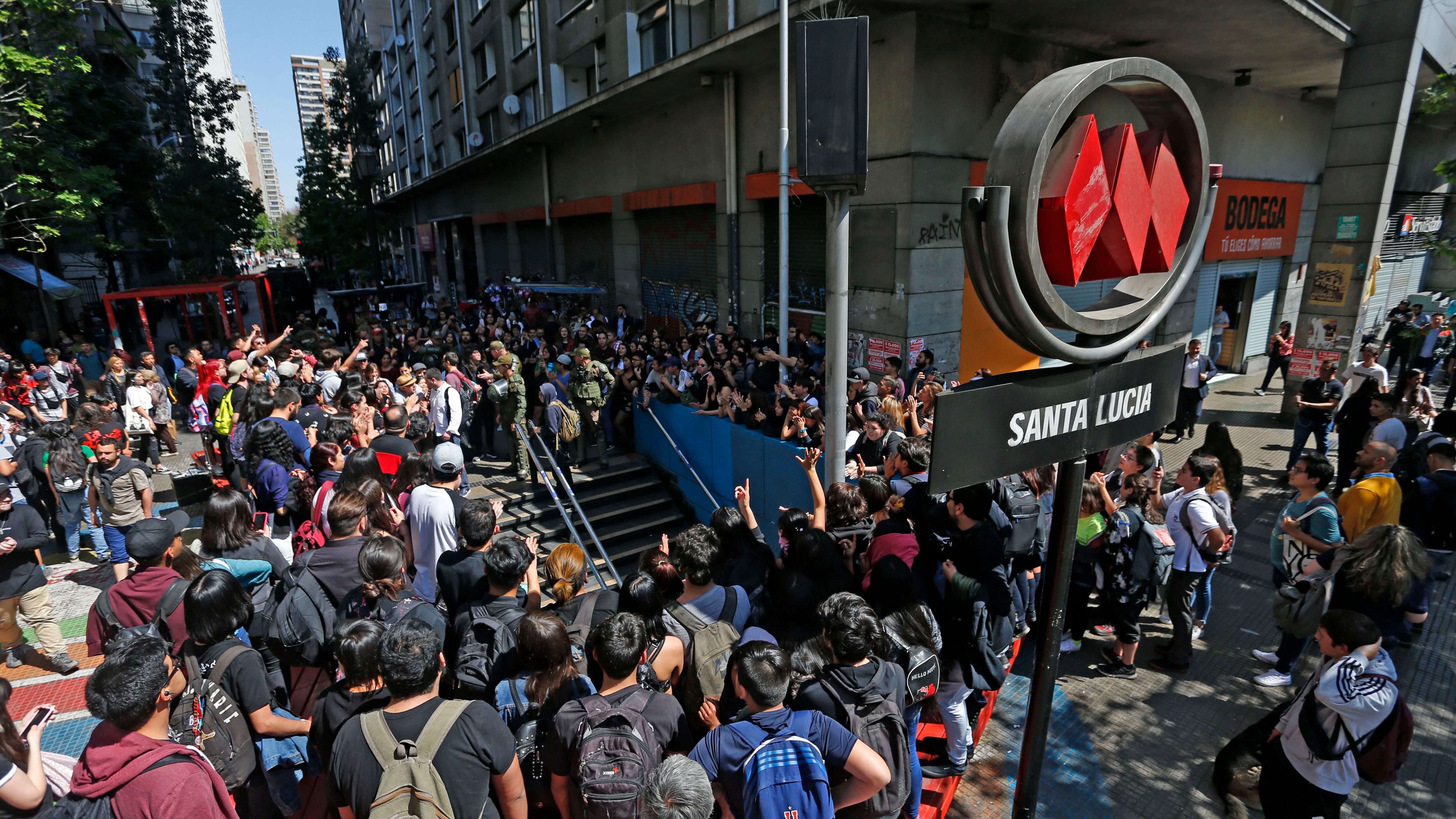 Metro de Santiago suspende su servicio en la Linea 1 | 18 de Octubre del 2019/SANTIAGO
Metro de Santiago suspende su servicio en la Linea 1 por eventual Evacin.
FOTO:CRISTOBAL ESCOBAR/AGENCIAUNO