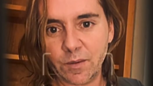 “Lo que hiciste hoy no te va a salir gratis, merluzo infeliz”. Así se titula el video que publicó en redes sociales el ex rostro televisivo, Sebastián Cuchillo Eyzaguirre, más que indignado por los indultos del presidente Gabriel Boric.
“Quiero hablarle al subnormal que nos desgobierna. El 70% de este país no tiene ninguna herida que cerrar, ni ninguna intención en llegar a un acuerdo con tipos que quemaron, destruyeron, reventaron este país. Queremos que esos hueones estén presos”, partió diciendo el enfurecido influencer.
Eyzaguirre constantemente publica mensajes contra el actual gobierno, siendo activo promotor del Rechazo en el pasado plebiscito constitucional. En TikTok acumula 170 mil seguidores y sus videos logran un alto nivel de audiencia.
“HAREMOS LO POSIBLE PORQUE PAGUES”
En su enojo, Cuchillo Eyzaguirre lanzó una dura advertencia al Presidente de la República: “Lo que hiciste hoy día es la gota que rebalsó el vaso, lo que hiciste hoy día fue declararle la guerra a la mayoría de este país”.
“A partir de hoy, así como lideramos la campaña del Rechazo, haremos todo lo posible y todo lo habido y por haber porque pagues el inmenso daño que has hecho a Chile y a su gente”, sentenció. “Eres un infeliz, eres un inconsecuente, un subnormal”, continuó desahogando.
“Cumplirás tu periodo, lo haremos con un papel y un lápiz o de la forma que sea, pero el daño que le hiciste a Chile no va a ser gratis. Esta no te va a salir gratis ni a ti ni a los subnormales y dementes que están en tu coalición”, disparó sin filtros, el ex CQC.