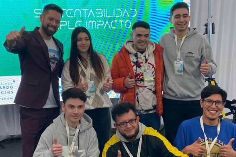 El periodista fue invitado al torneo científico universitario.