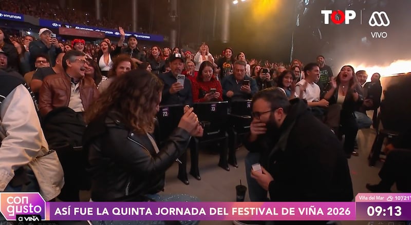 La pareja se pidió matrimonio simultáneamente en el show de Mon Laferte
