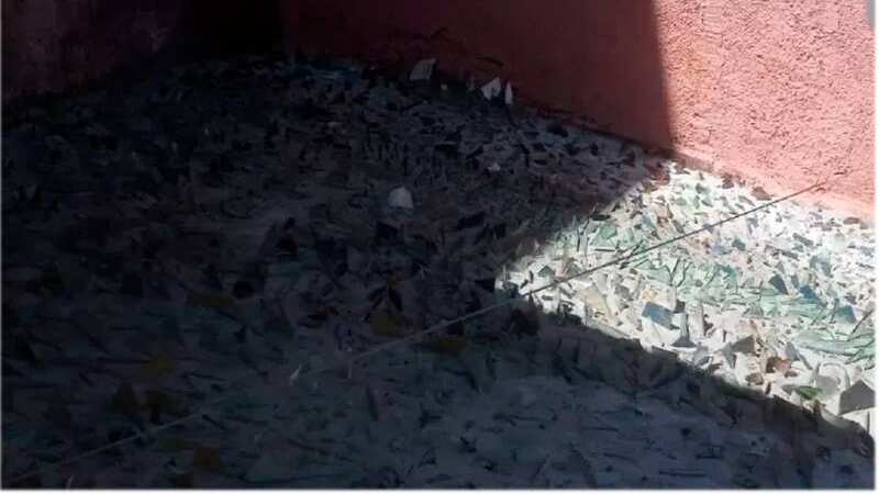 Para alejar indigentes, mujer instala trozos de vidrio en acera