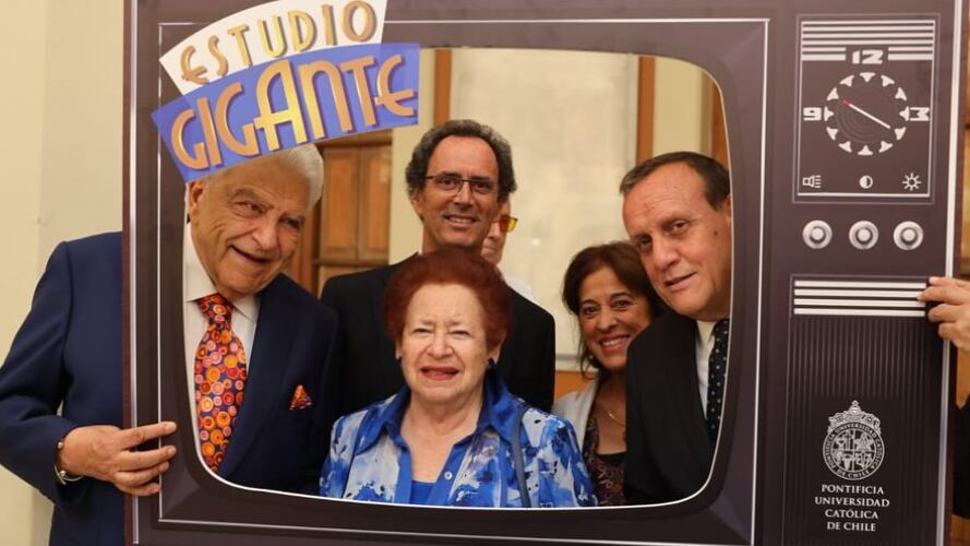 Don Francisco acude a la inauguración del nuevo espacio “Sala Estudio Gigante”, en el Centro de Extensión Alameda de la Universidad Católica de Chile.