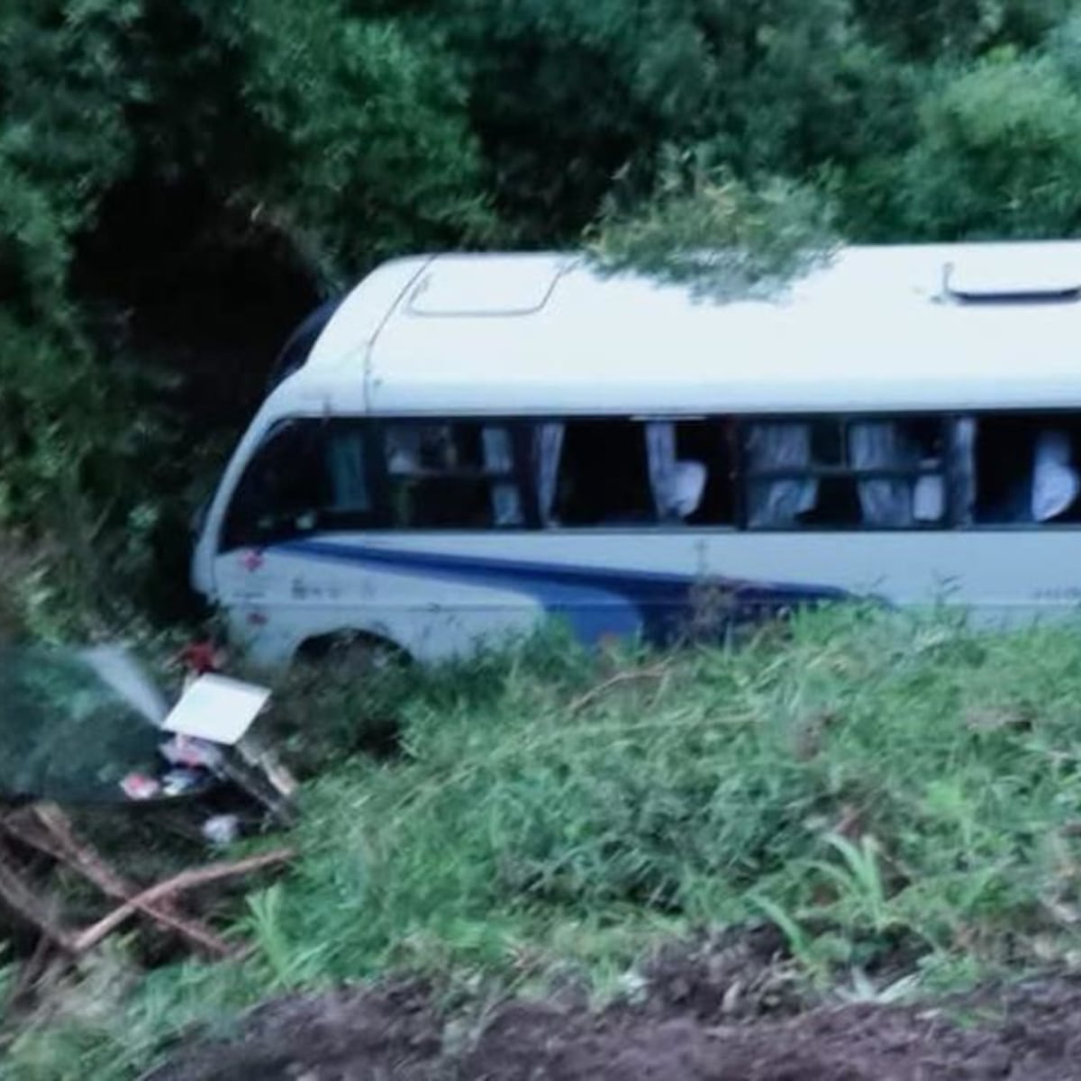 Accidente en Cochamó deja tres pasajeros graves Accidente en Cochamó deja tres pasajeros graves