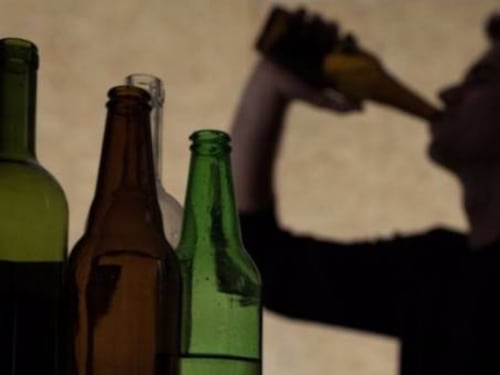 Investigadores de la U. de Chile dieron con el compuesto que podría frenar el alcoholismo