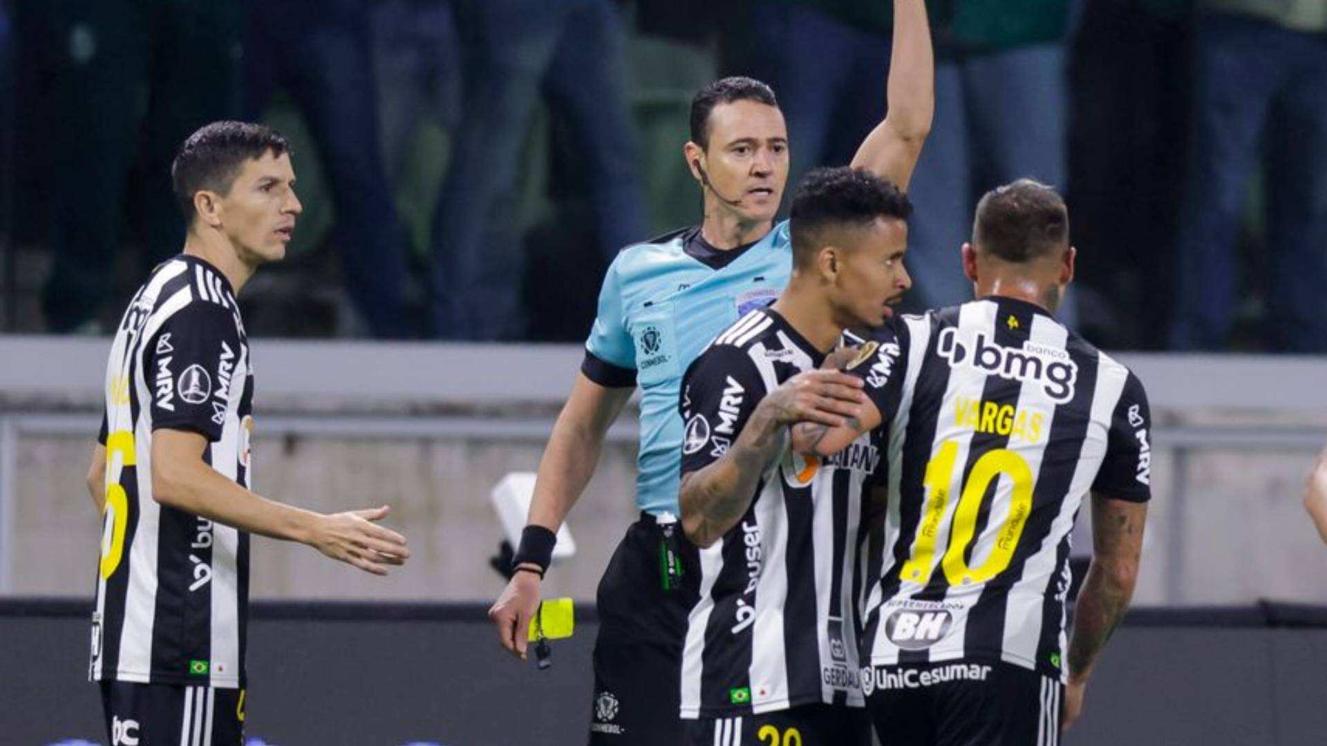 Wílmar Roldán expulsó a Eduardo Vargas en Palmeiras vs Atlético Mineiro