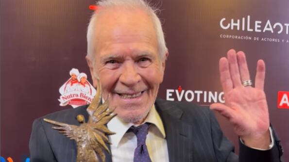 Eduardo Barril recibe reconocimiento a su trayectoria en los Premios Caleuche: “No me lo esperaba para nada”.