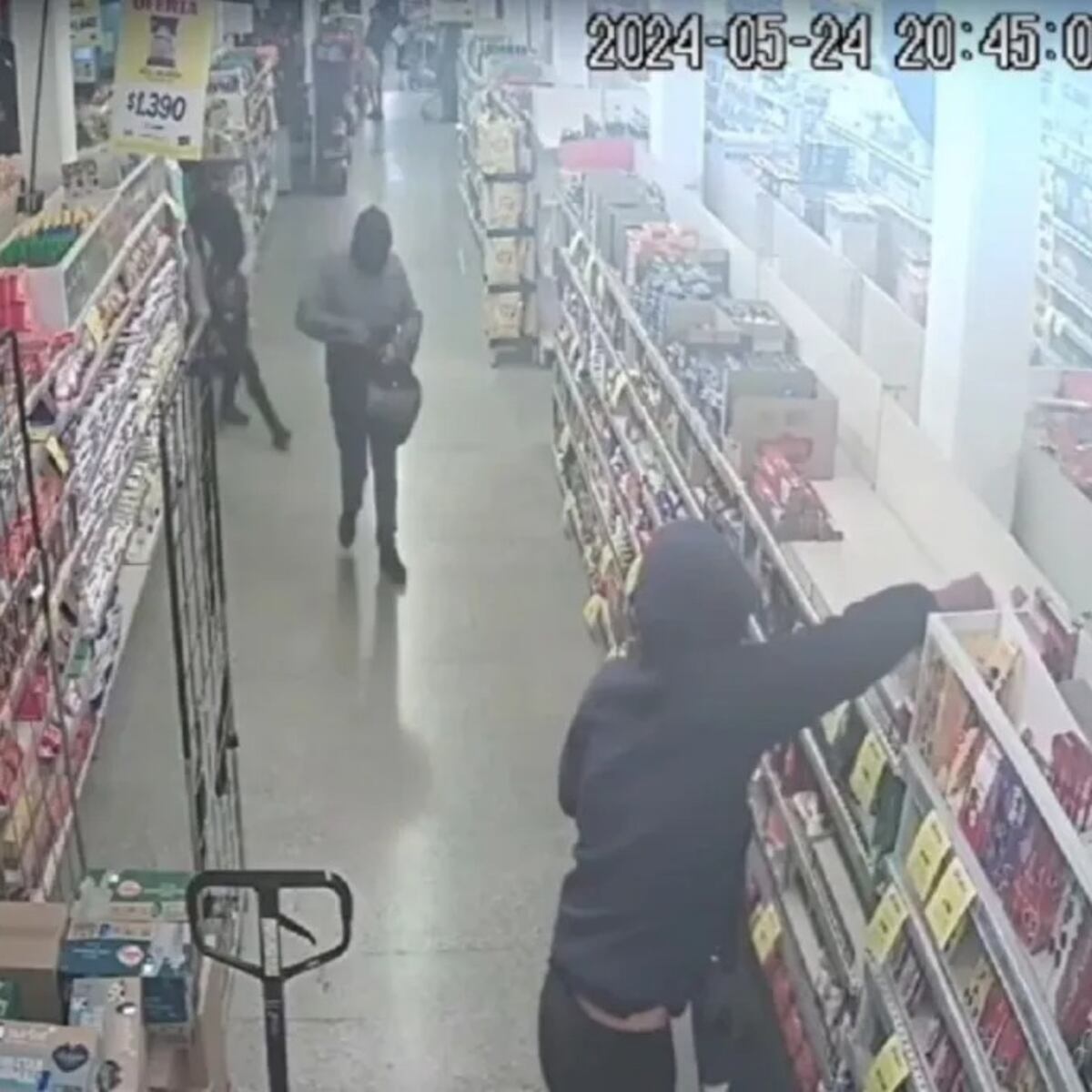 Desarticulan banda de guardias que robaban supermercados Desarticulan banda de guardias que robaban supermercados