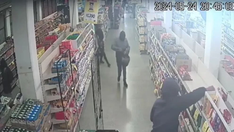 Detenidos quedaron los guardias de seguridad que se dedican al robo de supermercados en La Serena, grupo autodenominado como “Los Extraditados”.
Fue el pasado 16 de mayo cuando se encendieron las alarmas a eso de las nueve de la noche, cuando Carabineros recibió un alerta por un robo con intimidación dentro de un supermercado.
Las primeras versiones, hablaban de un grupo de personas que, a rostro cubierto, ingresaron al recinto intimidando a los guardias, para rápidamente cargar carros con diversas mercaderías y huir. Pero, días después repitieron el mismo modus operandi, lo que dio cuenta que no se trataba de un delito al azar.
Se trata de un peligro grupo de personas que no temía en hacer uso de la violencia, en caso que así fuese necesario. Recorrían los pasillos con gran rapidez, sustrayendo todo lo que pudiesen en un lapso de pocos minutos, para luego escapar.
De manera silenciosa, Carabineros ya estaba trabajando. La investigación en terreno, había permitido reunir antecedentes suficientes para comenzar a desarrollar junto a la Fiscalía de Focos, un despliegue enfocado en identificar a los miembros de esta banda.
Entrevistas, revisión de cámaras e investigación en terreno para detectar eventuales reventas de productos, fueron parte del trabajo que durante tres meses, realizaron los carabineros de la SIP de la Primera Comisaría La Serena, y que finalmente esta semana tuvo sus primeros resultados, con dos detenciones.