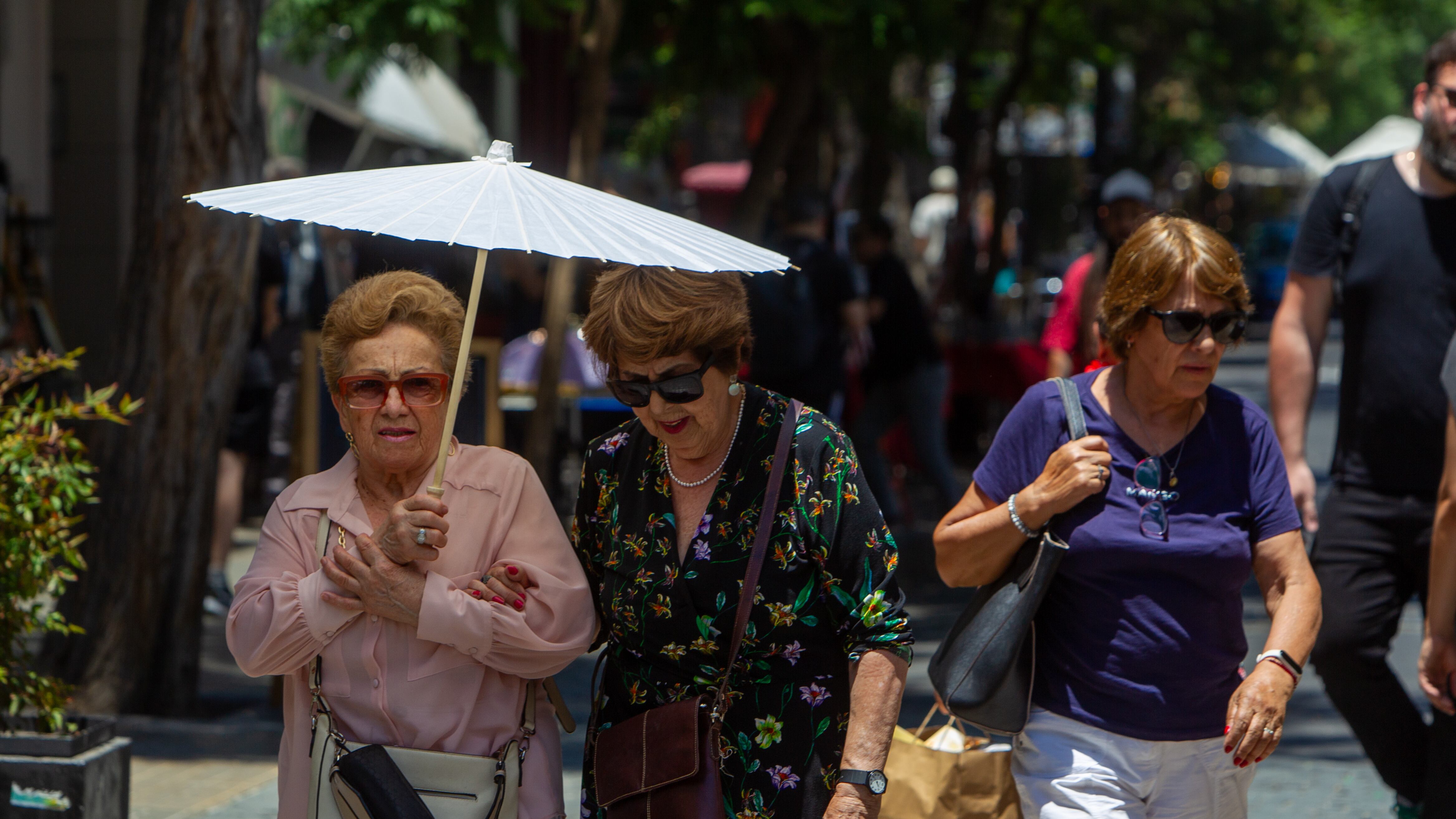 Ola de calor afecta a la zona centro del pais | 22 de diciembre de 2024/SANTIAGO
Transeúntes intentan capear las altas temperaturas de la capital, represcandose o cuidandose con sombrilla.
FOTO: LUKAS SOLIS / AGENCIUNO