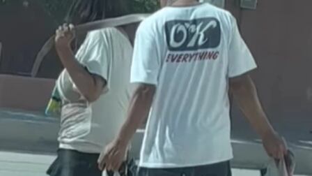 Mujer pasea a pareja como un perro en México.