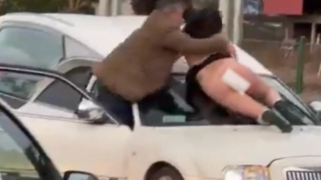 Se supone que debía ser una ceremonia solemne, acorde al momento. Pero, el velorio y traslado de un difunto de Nueva Imperial, en la Región de La Araucanía, se vio interrumpido luego que una mujer decidiera “cobrarle” las deudas pendientes al fallecido.
A través de un video que comenzó a circular en la red X se ve a una joven semi desnuda subirse al capot de una carroza fúnebre, gritando improperios contra el muerto.
Según testigos, se trataría una escort de la zona, quien no habría recibido el pago por sus servicios sexuales, por lo cual decidió comunicarlo a todos quienes lamentaban la partida de su ser querido, principalmente a la mujer que lloraba su muerte.
“La viuda quedó pa la ca...”, comentó un testigo, consignó La Hora.
“Este loco creo que se comía a esta mina, era escort del finado, se comía a la mina, pero le debía un par de cach..., por eso la mina estaba picada, el hombre se había muerto sin pagar, así que llegó a molestar al velatorio, la media zo... la viuda ahí pa’ la cag... porque no cachaba nada. El medio show y la echaron del velorio”, reveló un conocedor del mediático conflicto post muerte.
Pero, el escándalo no terminó ahí.
“Al otro día cuando llevaron al finado al cementerio llegó la mina, y andaba vestida como a él le gustaba que se vistiera para cuando tiraran ca..., y gritaba ‘¡te fuiste sin pagar concha...!’ Ahí la echaron, y la mina chora fue a buscar la cartera y amenazó con una pistola a todos los viejos. Cuando iba pasando la carroza se tiró encima, y con la pistola le pegó al parabrisas y el hermano, que también se la comía, la tiró para abajo”, agregó la fuente, reveló el citado medio.
Hasta el momento, se desconocen las identidades de los involucrados.