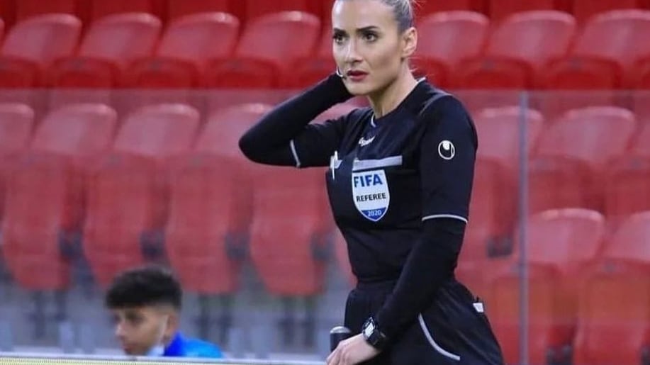La árbitro albanesa debió cerrar sus cuentas oficiales en redes sociales aburrida del acoso sexista que recibía por su apariencia física.